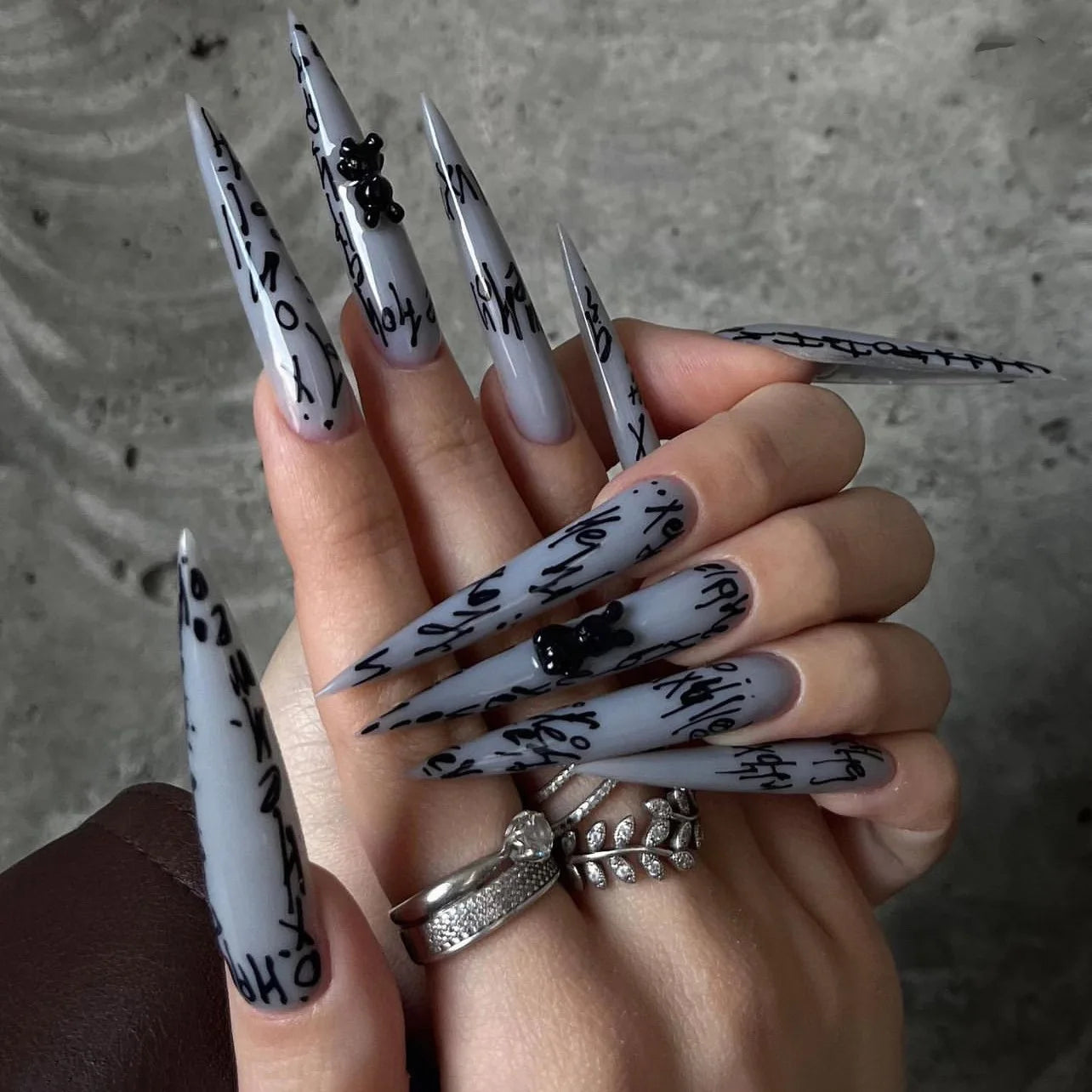 24pcs Spicy Girl Press on Nails Y2k Sliver Flame Black Spider Long Pointed False Nails European Crocodile Pattern Fake Nail Tips